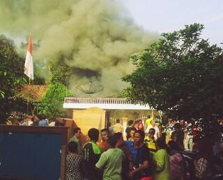 Api saat melalap rumah milik Suraiyah di Durian Luncuk, Batanghari